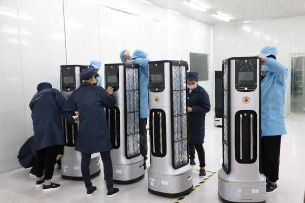 首批lg智能机器人在深兰工厂装箱发往美国!